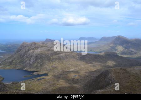 Blick nach Norden von Ben Mor Coigach in Assynt, Wolke, Schatten und Sonnenlicht. Entferntes Suilven, Stac Pollaidh, Fiddler und Cul Mor in der Ferne Stockfoto