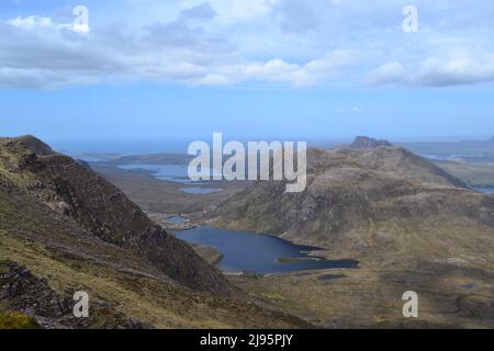 Ein Blick nordwestlich von Ben Mor Coigach nach Sgurr Fhidlheir (der Fiddler) und Stac Pollaidh über einen lachlan. Loch Lurgain. Wilde Küstenlandschaft Stockfoto