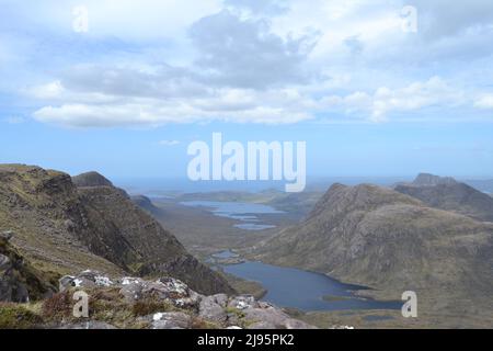 Ben Mor Coigach, ein fabelhafter Bergrücken in der Nähe von Ullapool, Wanderer, Spaziergänger, Blick auf die Sommerinseln und den Suilven-Berg, Stac Poilaidh und Cul Mor-Blick auf Sandstein Stockfoto