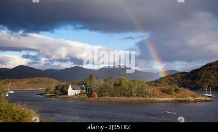 Ein Regenbogen über Badachro, Gairloch, Wester Ross, Schottland, Großbritannien Stockfoto