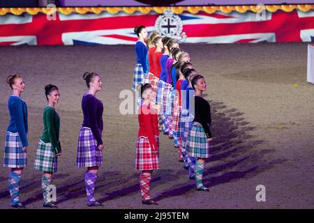 Die Tänzer des Royal Edinburgh Military Tattoo. Die Gäste waren begeistert, als sie die Platin-Jubiläumsfeier an diesem Abend in Anwesenheit der Prinzessin Royal auf dem privaten Gelände von Windsor Castle angucken konnten. 500 Pferde und 1.300 Teilnehmer aus dem Commonwealth und der Welt nahmen an der Theaterveranstaltung mit dem Titel A Gallop Through History Teil, um die Herrschaft Ihrer Majestät der Königin zu feiern Stockfoto