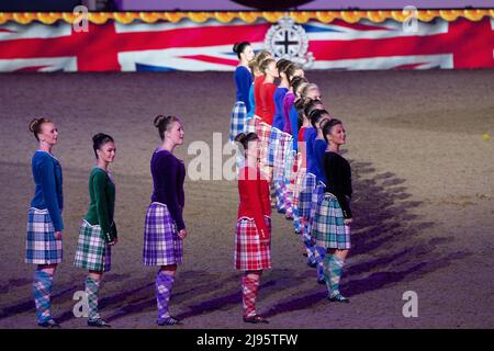 Die Tänzer des Royal Edinburgh Military Tattoo. Die Gäste waren begeistert, als sie die Platin-Jubiläumsfeier an diesem Abend in Anwesenheit der Prinzessin Royal auf dem privaten Gelände von Windsor Castle angucken konnten. 500 Pferde und 1.300 Teilnehmer aus dem Commonwealth und der Welt nahmen an der Theaterveranstaltung mit dem Titel A Gallop Through History Teil, um die Herrschaft Ihrer Majestät der Königin zu feiern Stockfoto