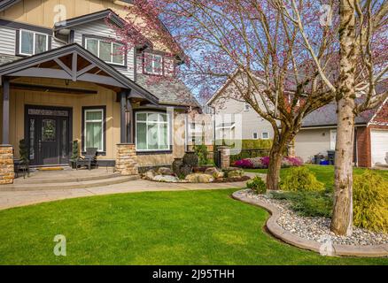 Eingang eines Luxushauses mit Terrasse in Vancouver, Kanada. Haus außen mit Terrasse mit schönem Landschaftsdesign. Niemand, selektiv Stockfoto