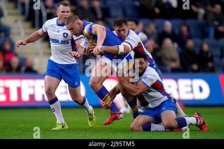 Jai Whitbread und Kelepi Tanginoa (rechts) von Wakefield Trinity haben Mikolaj Oledzki von Leeds Rhinos während des Betfred Super League-Spiels im Headingley Stadium in Leeds in Angriff genommen. Bilddatum: Freitag, 20. Mai 2022. Stockfoto