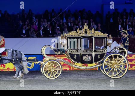 Eine wunderbare Ausstellung der irischen, schottischen und Diamond Jubilee State Coaches. Die Gäste waren begeistert, als sie die Platin-Jubiläumsfeier an diesem Abend in Anwesenheit der Prinzessin Royal auf dem privaten Gelände von Windsor Castle angucken konnten. 500 Pferde und 1.300 Teilnehmer aus dem Commonwealth und der Welt nahmen an der Theaterveranstaltung mit dem Titel A Gallop Through History Teil, um die Herrschaft Ihrer Majestät der Königin zu feiern Stockfoto