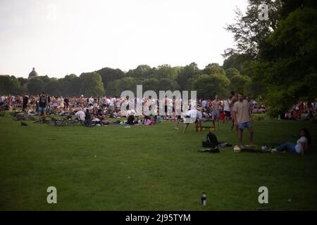 München, Deutschland. 20.. Mai 2022. Mit fast 30 Grad Celsius an einem freitag wird die Stadt München, Deutschland, am 20. Mai 2022 ziemlich voll. (Foto: Alexander Pohl/Sipa USA) Quelle: SIPA USA/Alamy Live News Stockfoto