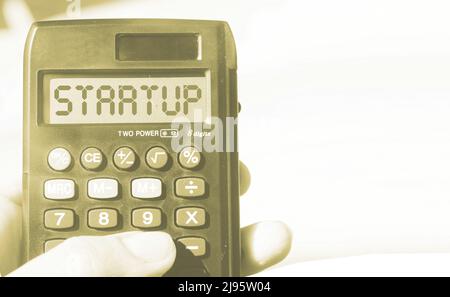 Word-Startup auf Rechner-Display, Strandlandschaft. Neues Geschäftskonzept. Stockfoto