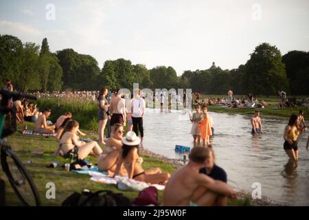 München, Deutschland. 20.. Mai 2022. Mit fast 30 Grad Celsius an einem freitag wird die Stadt München, Deutschland, am 20. Mai 2022 ziemlich voll. (Foto: Alexander Pohl/Sipa USA) Quelle: SIPA USA/Alamy Live News Stockfoto