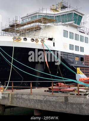 Port Glasgow, Schottland, Großbritannien, April 16. 2022, Ferguson Marine Werft und der Fortschritt der neuen Calmac Fähre namens Glen Sannox Stockfoto