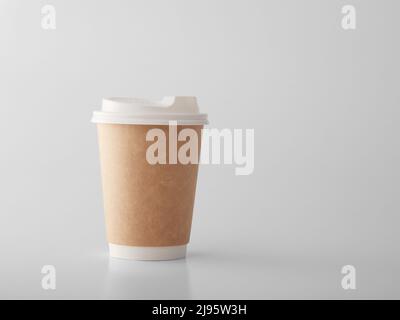 Weißer Tassenbecher aus Papier mit schwarzem Kunststoffdeckel. Stockfoto