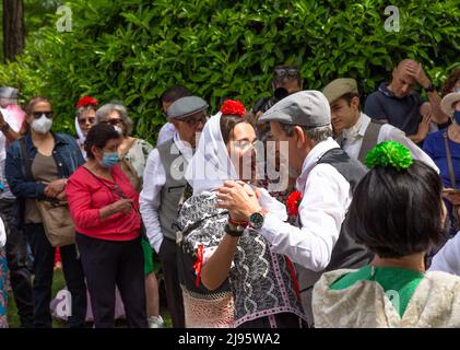 Madrid, Spanien; 15.. Mai 2022: Großvater und Enkelin in traditioneller madrilenischer 'Chulapo'-Kostümierung tanzen einen regionalen Tanz 'el Chotis' Stockfoto
