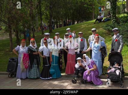 Madrid, Spanien; 15.. Mai 2022: Eine ganze Familie von mehreren Generationen in der traditionellen Madrider Tracht der Chulapas auf der Saint-Isidro-Wiese Stockfoto