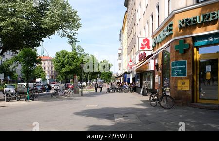 Berlin, 19. Mai 2022, Frühsommer-Straßenszene am Mehringdamm in Kreuzberg. Stockfoto