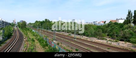 Berlin, 19. Mai 2022, Panoramablick von der Monumentenbrücke zwischen Schöneberg und Kreuzberg über das Bahngebiet Stockfoto