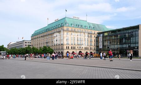 Berlin, 20. Mai 2022, Pariser Platz mit Hotel Adlon und Akademie der Künste Stockfoto