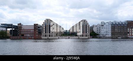 Berlin, 14. Mai 2022, Blick über die Spree zu Industrie- und Gewerbebauten an der Schlesichen Straße in Kreuzberg Stockfoto