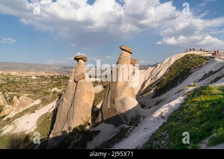 Drei Grazien (drei Beautifuls) Felshügel im Devrent-Tal in Kappadokien, Nevsehir, Türkei Stockfoto