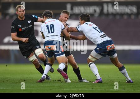 Swansea, Großbritannien. 20.. Mai 2022. Gareth Anscombe von Ospreys Rugby, in Angriff genommen von Chris Smith von Vodacom Bulls, in Swansea, Großbritannien am 5/20/2022. (Foto von Mike Jones/News Images/Sipa USA) Quelle: SIPA USA/Alamy Live News Stockfoto