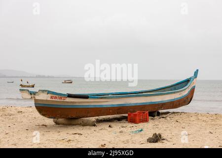 Bunte Fischerboote gesäumt auf dem sandigen Abschnitt von Wayari Bhutnath Beach in Malvan, Maharashtra, Indien Stockfoto