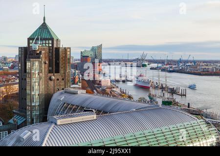 Hamburger Hafen, Deutschland. Luftaufnahme der Küste am Tag Stockfoto