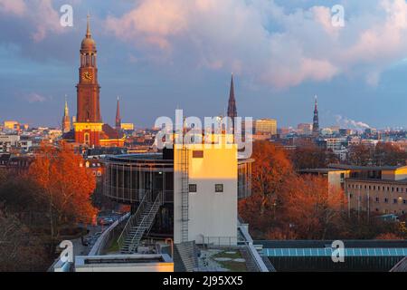 Stadtbild Hamburg, Deutschland. Luftaufnahme mit modernen und alten Gebäuden Stockfoto