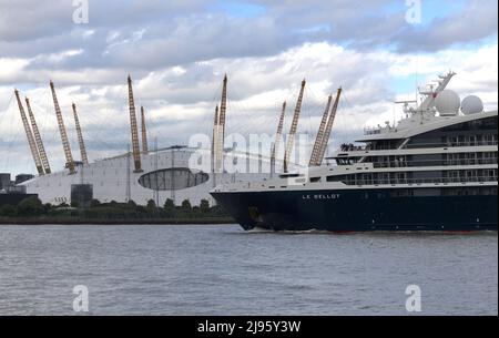 20/05/2022 O2 London UK Le Bellot fährt an der Arena O2 vorbei. Das französische Expeditionskreuzfahrtschiff 430ft fuhr von London aus zu einer kurzen Kreuzfahrt Stockfoto