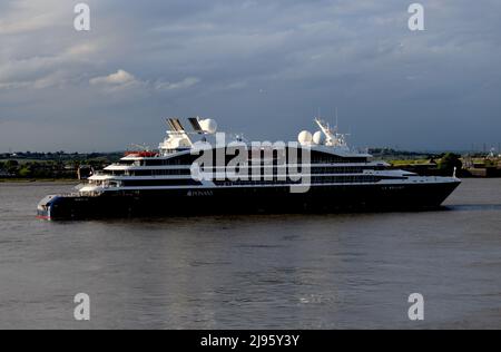 20/05/2022 Gravesend UK Le Bellot fährt am Fluss Gravesend vorbei. Das französische Expeditionskreuzfahrtschiff 430ft fuhr von London aus zu einem kurzen Cru Stockfoto