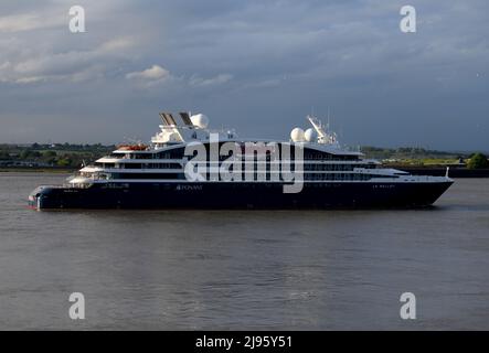 20/05/2022 Gravesend UK Le Bellot fährt am Fluss Gravesend vorbei. Das französische Expeditionskreuzfahrtschiff 430ft fuhr von London aus zu einem kurzen Cru Stockfoto