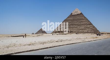 Architektonisches Detail des Pyramidenkomplexes von Gizeh, der sich etwa 13 km südwestlich des Stadtzentrums von Kairo befindet. Stockfoto