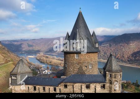 Die Spitze des Schlosses Stahleck mit Türmen in Bacharach, Deutschland, mit Blick auf den Rhein an einem sonnigen Herbsttag. Stockfoto