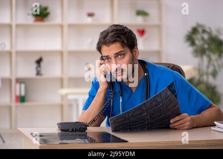 Junger Arzt Radiologe in der Klinik Stockfoto