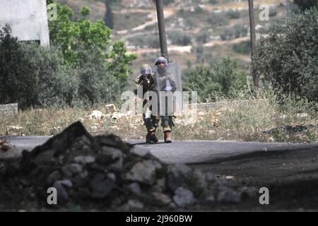 Nablus, Palästina. 12.. Mai 2022. Israelische Soldaten zielten auf palästinensische Demonstranten während der Demonstration gegen israelische Siedlungen im Dorf Kafr Kaddoum in der Nähe der Stadt Nablus im Westjordanland. Kredit: SOPA Images Limited/Alamy Live Nachrichten Stockfoto