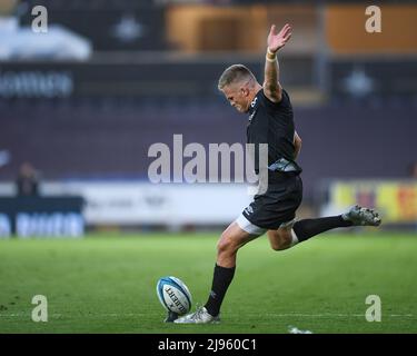 Swansea, Großbritannien. 20.. Mai 2022. Gareth Anscombe von Ospreys Rugby, konvertiert Jac Morgan von Ospreys Rugby, versuchen. Um es 10-12 in Swansea, Vereinigtes Königreich am 5/20/2022. (Foto von Mike Jones/News Images/Sipa USA) Quelle: SIPA USA/Alamy Live News Stockfoto