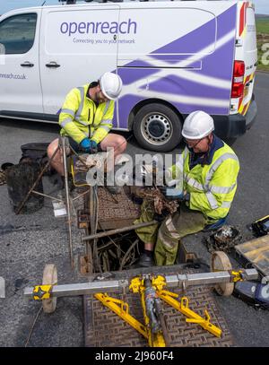 Telecom Engineers, die außerhalb von unterirdischen Telefonleitungen arbeiten, Finstown, Orkney Festland, Schottland. Stockfoto