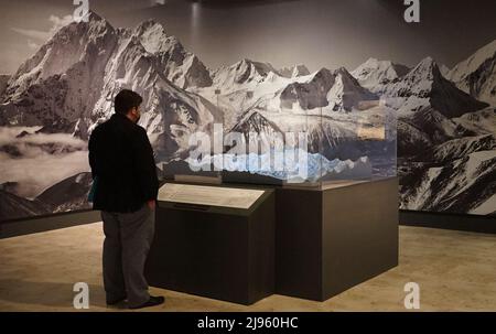 Kalifornien, USA. 19.. Mai 2022. (220520) -- SANTA ANA (USA), 20. Mai 2022 (Xinhua) -- Ein Mann besucht am 19. Mai 2022 eine Ausstellung mit dem Titel 'Everest: Ascent to Glory' im Bowers Museum in Santa Ana, Kalifornien, USA. Vom Kletterseil, das mit den Überresten des britischen Bergsteigers George Mallory gefunden wurde, Der Anfang 1920s an den ersten britischen Expeditionen zum Mount Qomolangma, dem Mount Everest im Westen, zu einem der ersten Sauerstoffgeräte, die jemals in Höhenlagen eingesetzt wurden, teilgenommen hat, nimmt die Ausstellung im Bowers Museum mit auf eine epische Reise zum Mount Qomo Stockfoto