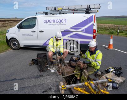 Telecom Engineers, die außerhalb von unterirdischen Telefonleitungen arbeiten, Finstown, Orkney Festland, Schottland. Stockfoto