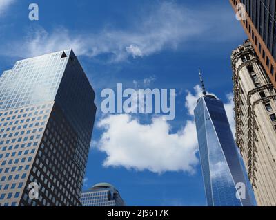 One World Center zusammen mit den Türmen des World Financial Center in New York. Stockfoto