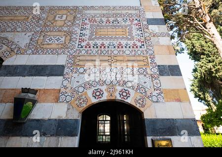 Damaskus, Syrien -Mai, 2022: Mosaikdekor Detail in historischem Wahrzeichen, Al Azem Palast von Damaskus, Syrien Stockfoto