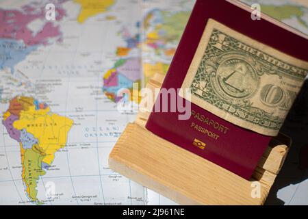 Reisepass, Weltkarte und Dollarschein Stockfoto