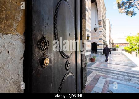 Damaskus, Syrien - Mai 2022: Alte Tür und Garten im Inneren des Wahrzeichens und Museums, Al Azem Palast von Damaskus, Syrien Stockfoto