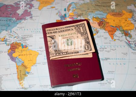 Reisepass, Weltkarte und Dollarschein Stockfoto