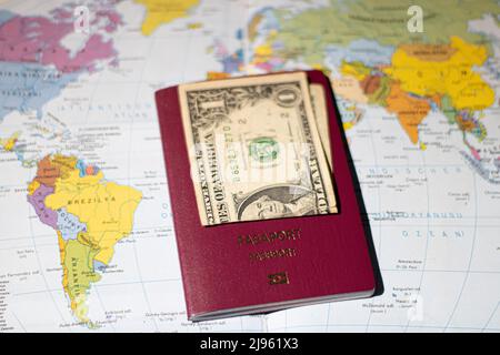 Reisepass, Weltkarte und Dollarschein Stockfoto