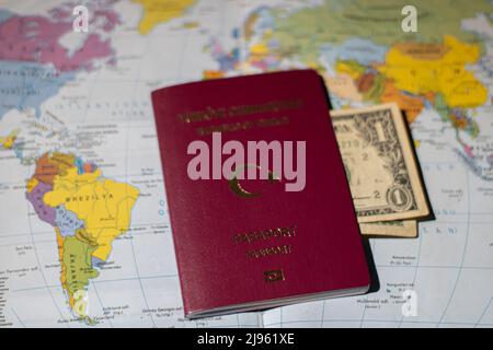 Reisepass, Weltkarte und Dollarschein Stockfoto