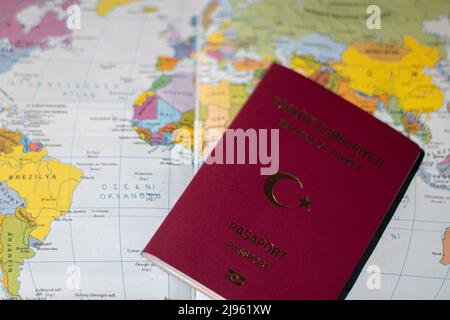 Türkischer Pass auf der Weltkarte Stockfoto