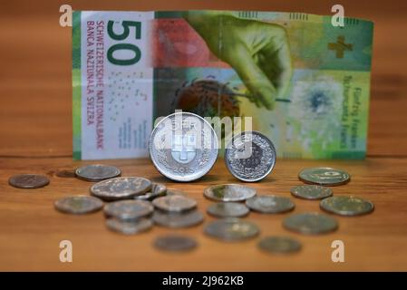 schweizer Geld Franken Münzen und Banknoten Stockfoto