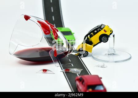 Lustiger Alkohol- und Fahrszenenunfall mit Spielzeugautos Stockfoto