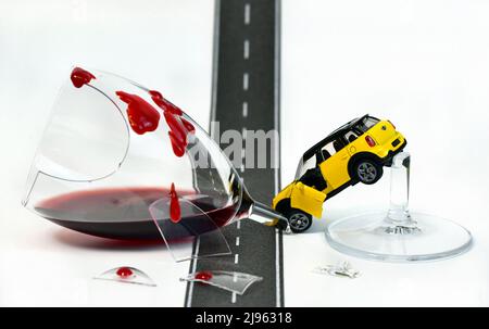 Lustiger Alkohol- und Fahrszenenunfall mit Spielzeugautos Stockfoto