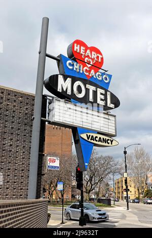 Seit 1957 unabhängiges Oldtimer-Motel mit 45 Zimmern am Straßenrand, Heart O Chicago Motel, an der North Ridge Avenue in Chicago, Illinois, am 19. April 2022. Stockfoto