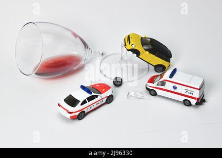 Lustiger Alkohol- und Fahrszenenunfall mit Spielzeugautos Stockfoto