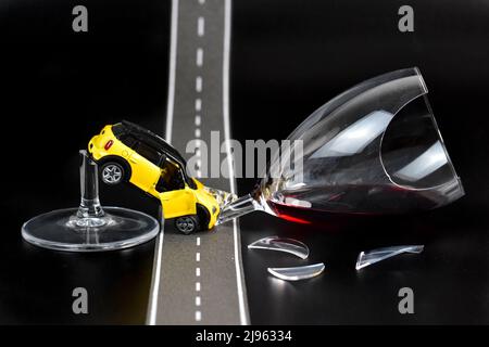 Lustiger Alkohol- und Fahrszenenunfall mit Spielzeugautos Stockfoto